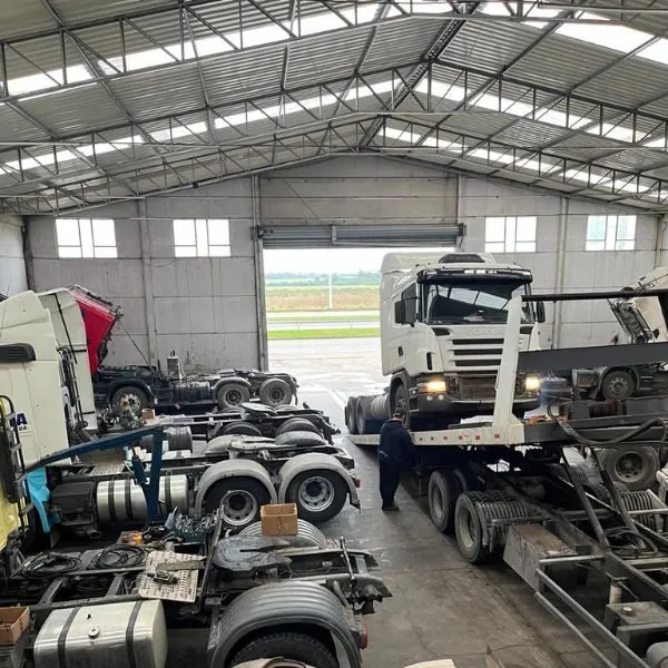 Oficina da Schiavon com caminhões Scania em manutenção